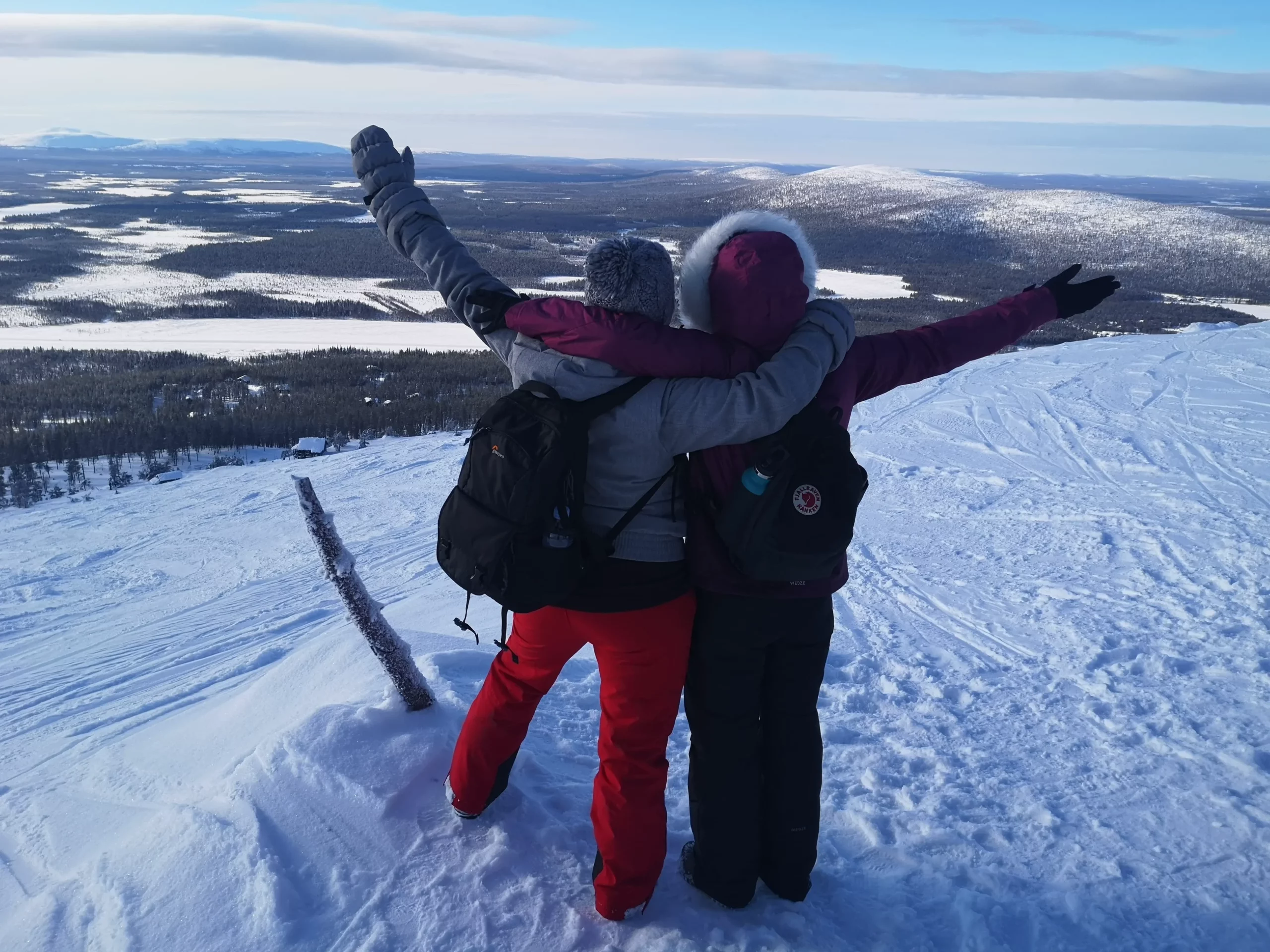 Jenny Diab avec un cliente au Mont Levi avec une vue sur les paysages enneigés en Laponie