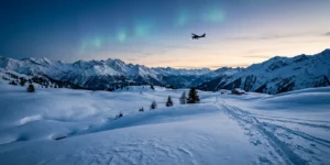 Paysage enneigé de Laponie finlandaise au crépuscule avec un avion dans le ciel