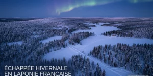 Paysage enneigé de Laponie finlandaise au crépuscule avec aurores boréales