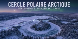 Paysage enneigé de Laponie au-dessus du cercle polaire au crépuscule