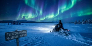 Motoneige traversant une plaine enneigée sous une aurore boréale en Laponie finlandaise