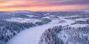 Paysage panoramique de Laponie enneigée au crépuscule polaire