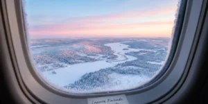 Vue de la Laponie finlandaise enneigée depuis un hublot d'avion en hiver
