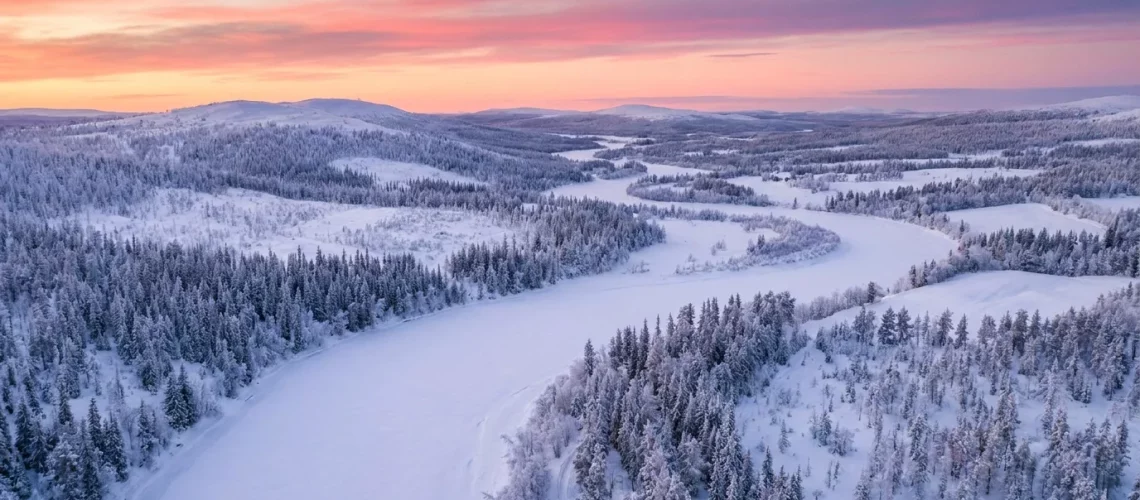 Paysage panoramique de Laponie enneigée au crépuscule polaire