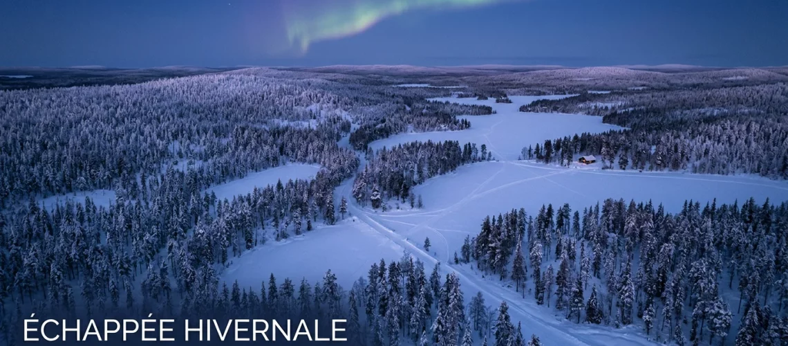 Paysage enneigé de Laponie finlandaise au crépuscule avec aurores boréales