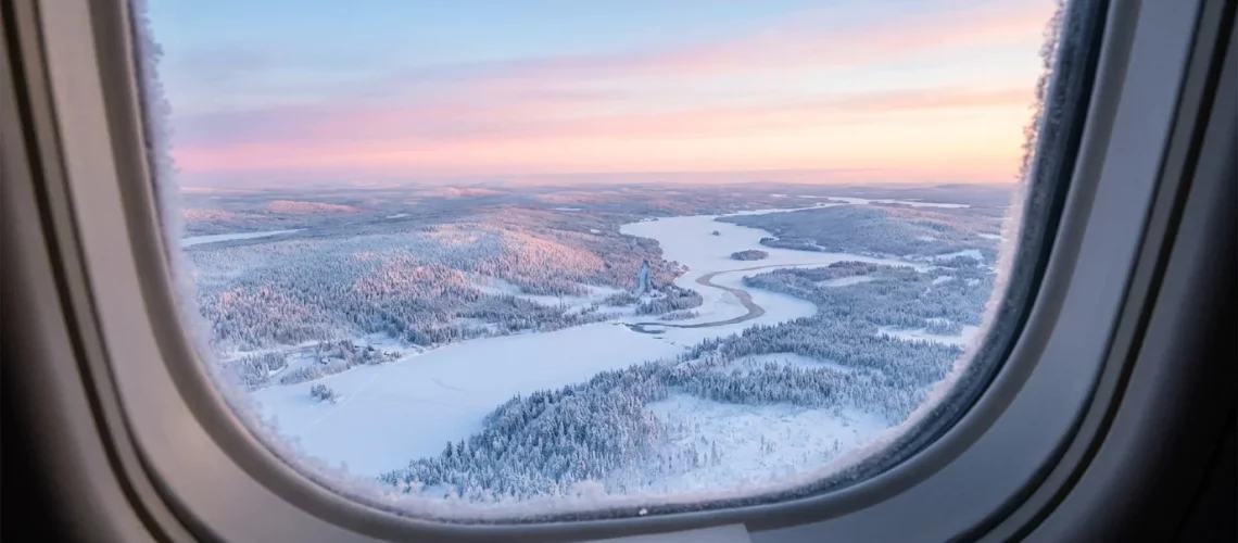 Vue de la Laponie finlandaise enneigée depuis un hublot d'avion en hiver