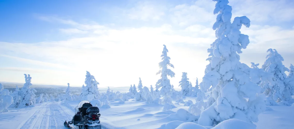 Village lapon sous la neige avec aurore boréale en Laponie finlandaise