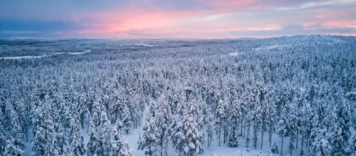 Vue aérienne de la Laponie finlandaise enneigée au crépuscule hivernal